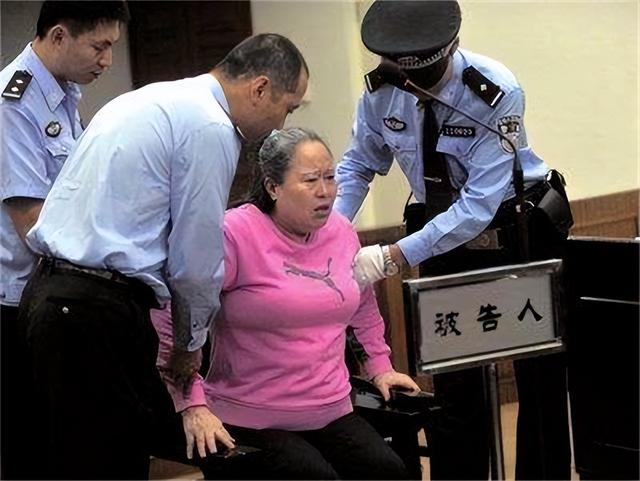 “高铁一姐”膀大腰圆,竟然靠给领导洗内裤,赚取百亿财富