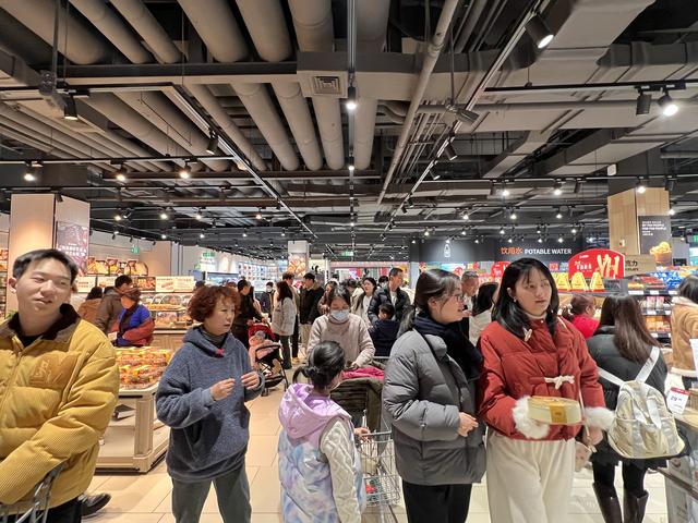 半月连开两家!买年货的成都人,挤满胖东来“爆改”商超
