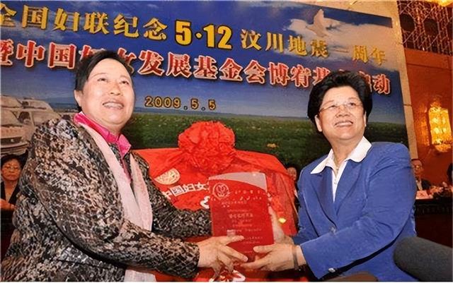 “高铁一姐”膀大腰圆,竟然靠给领导洗内裤,赚取百亿财富