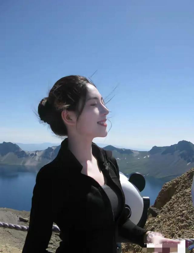 亲近自然的绝美邂逅:绝色美女登山摄影写真带你领略大自然的魅力