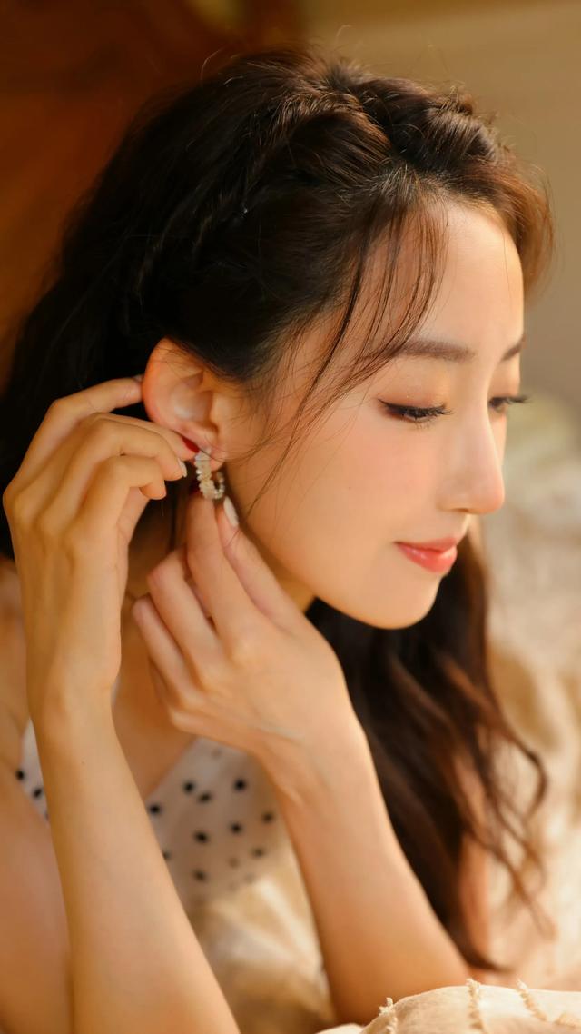 上海戏剧学院美女凌孜,五官清秀甜美,初恋感满满