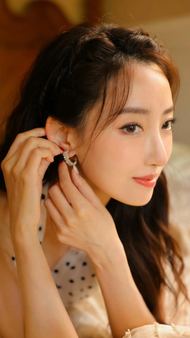 上海戏剧学院美女凌孜,五官清秀甜美,初恋感满满