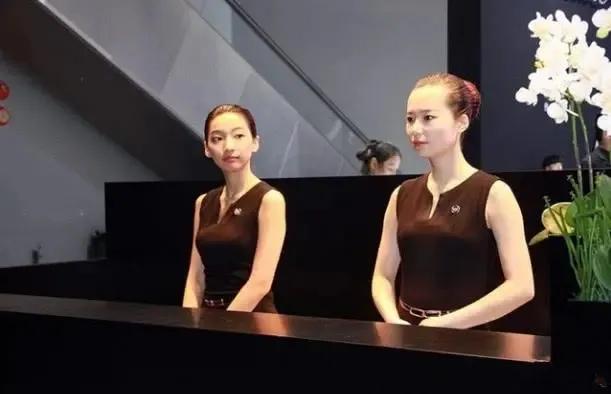 酒店前台的美女小姐姐,工资只有两三千,为什么还干的津津有味?