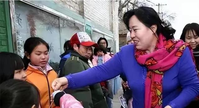 “高铁一姐”膀大腰圆,竟然靠给领导洗内裤,赚取百亿财富