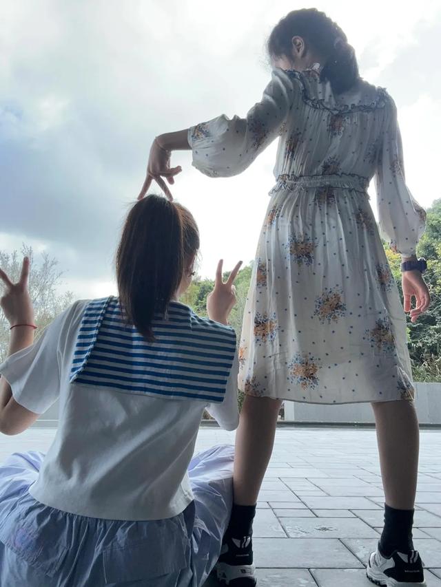 马伊琍大女儿为妹妹庆生,11岁“哎哟喂”身高赶上姐姐,很像文章