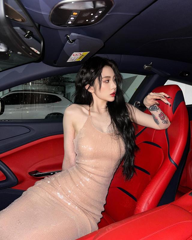 长腿纹身辣妹,妖娆性感的大美女!