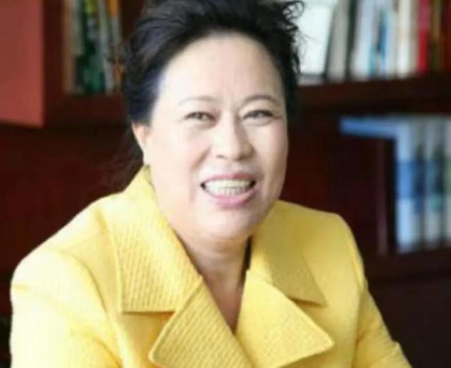 “高铁一姐”膀大腰圆,竟然靠给领导洗内裤,赚取百亿财富