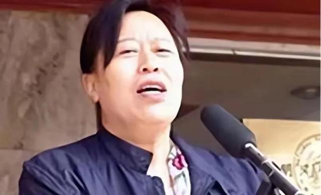“高铁一姐”膀大腰圆,竟然靠给领导洗内裤,赚取百亿财富