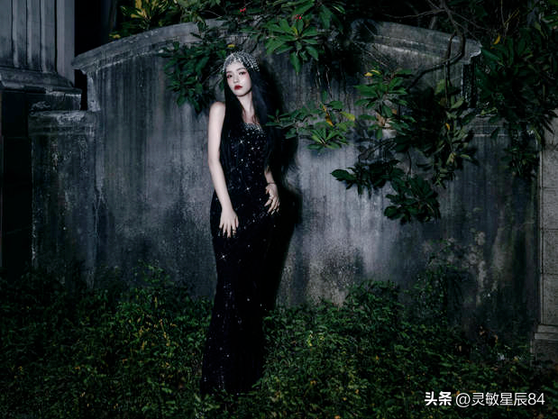 林允穿黑色镶钻紧身裙性感迷人 化身丛林蛇女神秘妩媚!