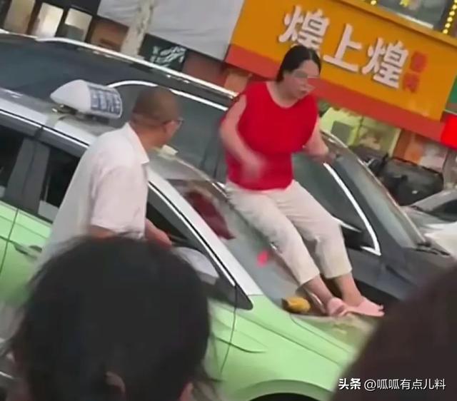 女子脱光衣服站车顶热舞,还与观众,互动真容曝光,大爷看直了!