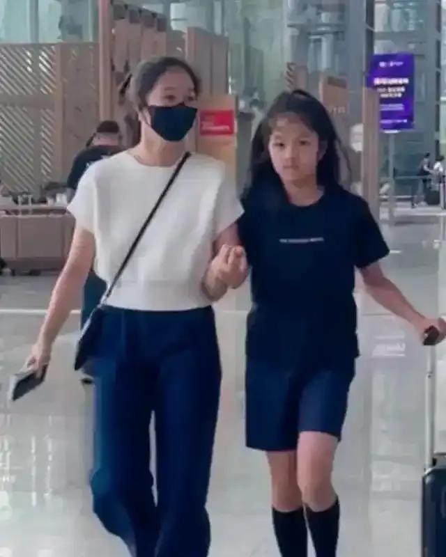 马伊琍大女儿为妹妹庆生,11岁“哎哟喂”身高赶上姐姐,很像文章