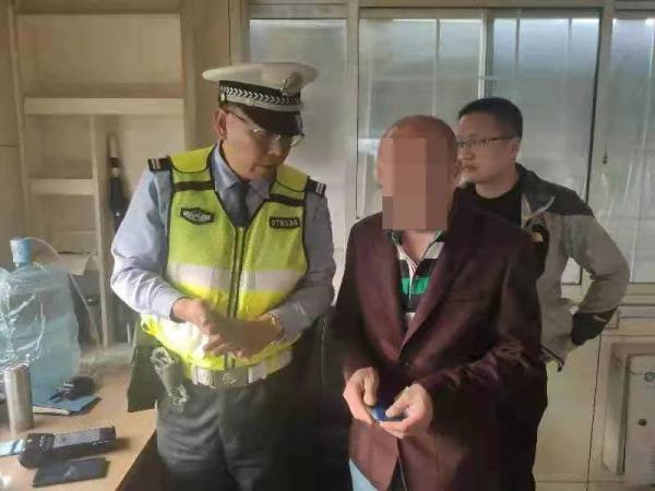 车子逾期未年检,司机竟也“不合格”