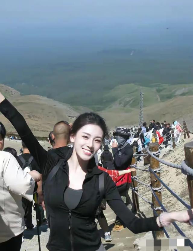 亲近自然的绝美邂逅:绝色美女登山摄影写真带你领略大自然的魅力