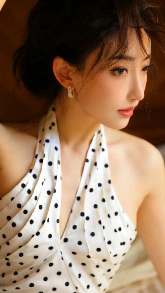 上海戏剧学院美女凌孜,五官清秀甜美,初恋感满满