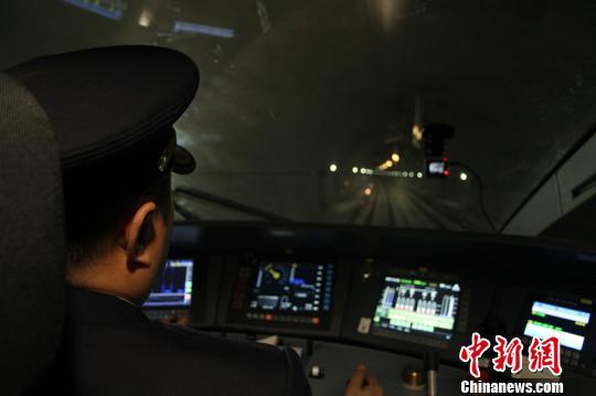 体验西成高铁全线拉通模拟运行:成都出发4小时15分到西安