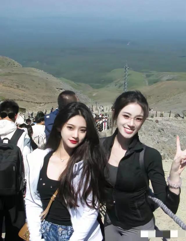 亲近自然的绝美邂逅:绝色美女登山摄影写真带你领略大自然的魅力