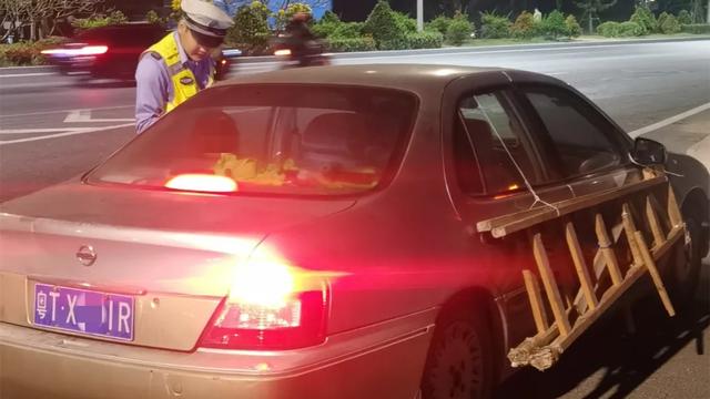 小车车身挂着一架3米长的梯子上高速,交警看傻眼了!