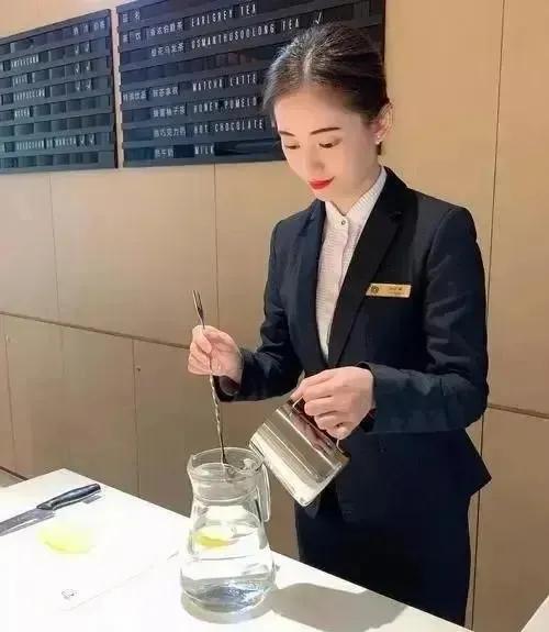 酒店前台的美女小姐姐,工资只有两三千,为什么还干的津津有味?