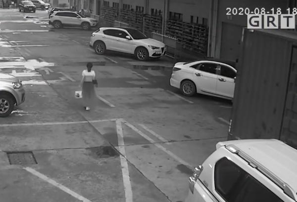 一女子蹲下系鞋带,瞬间惨遭货车碾压身亡