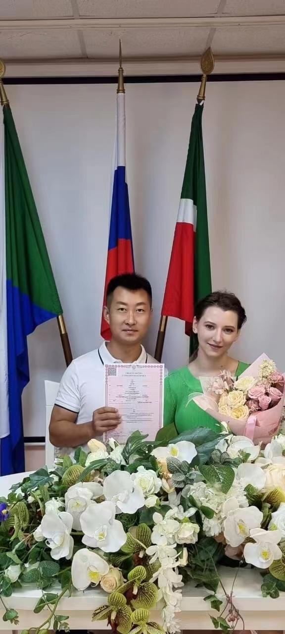 俄罗斯美女远嫁山东,直播吃大葱蘸酱,一小时卖出2000盒章丘大葱