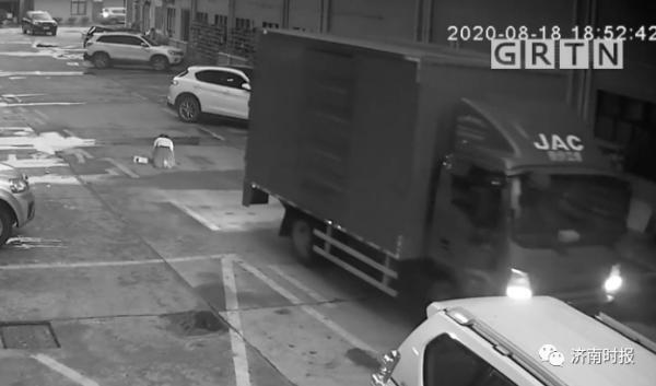 一女子蹲下系鞋带,瞬间惨遭货车碾压身亡