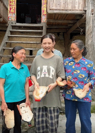 四川农妇“惊艳”众人,网友点赞超3000w:谁说农村妇女又土又丑