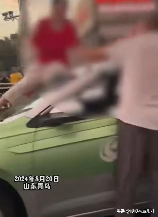女子脱光衣服站车顶热舞,还与观众,互动真容曝光,大爷看直了!