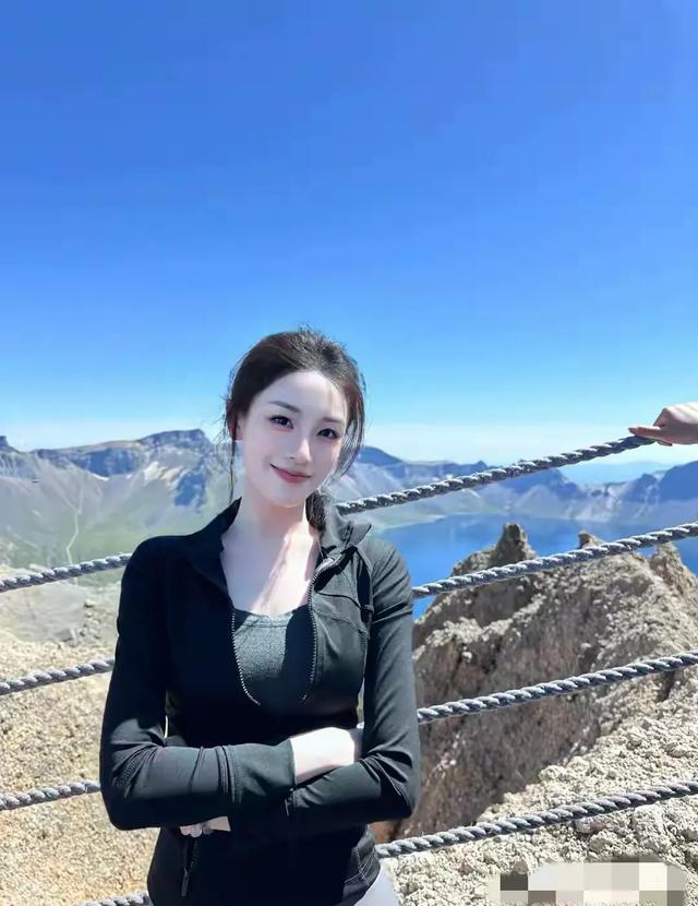 亲近自然的绝美邂逅:绝色美女登山摄影写真带你领略大自然的魅力