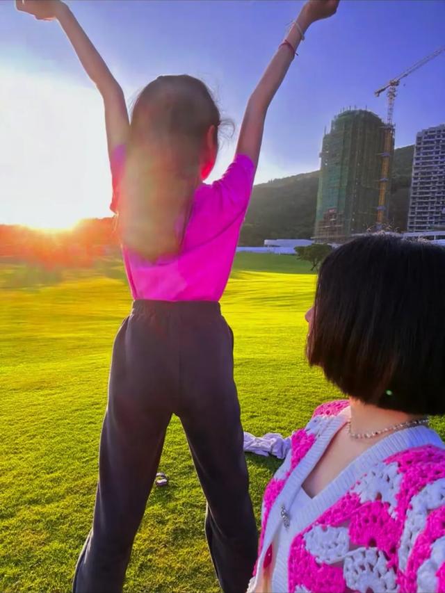 马伊琍大女儿为妹妹庆生,11岁“哎哟喂”身高赶上姐姐,很像文章