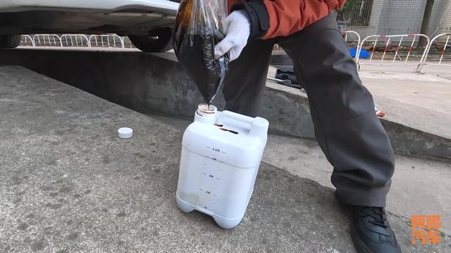 换机油用抽油泵换好,还是重力式放油换效果好,实车演示给你看