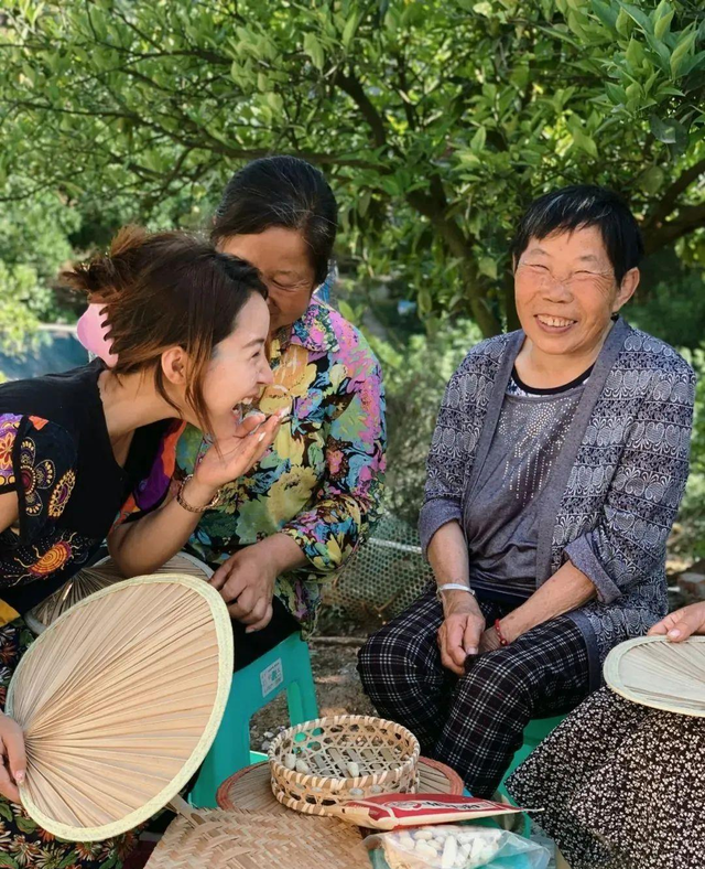 四川农妇“惊艳”众人,网友点赞超3000w:谁说农村妇女又土又丑