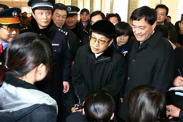 “高铁一姐”膀大腰圆,竟然靠给领导洗内裤,赚取百亿财富