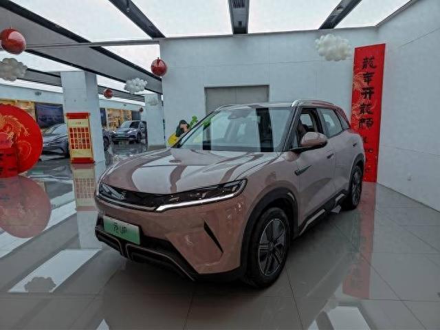 比亚迪元UP到店实拍:车内都是软材质,和海豚双打10万元市场