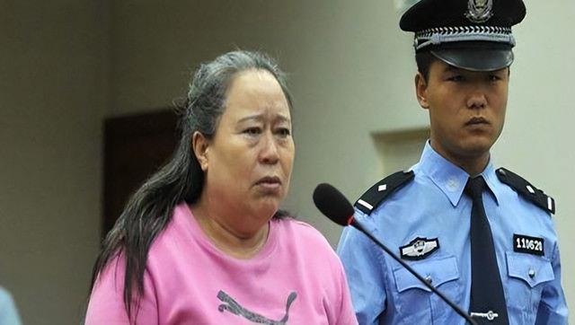 “高铁一姐”膀大腰圆,竟然靠给领导洗内裤,赚取百亿财富