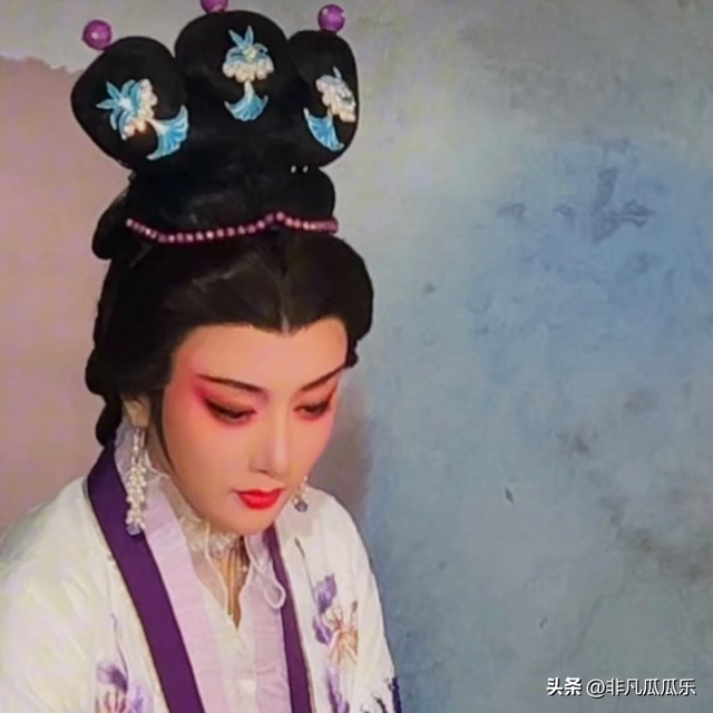 她靠古装美人大火,被狗咬毁容后,如今41岁靠“坏女人”翻身