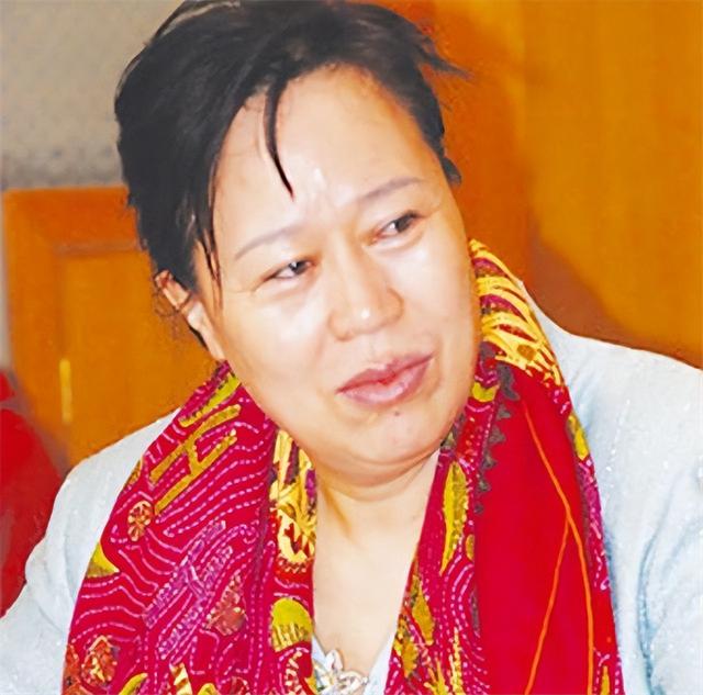 “高铁一姐”膀大腰圆,竟然靠给领导洗内裤,赚取百亿财富