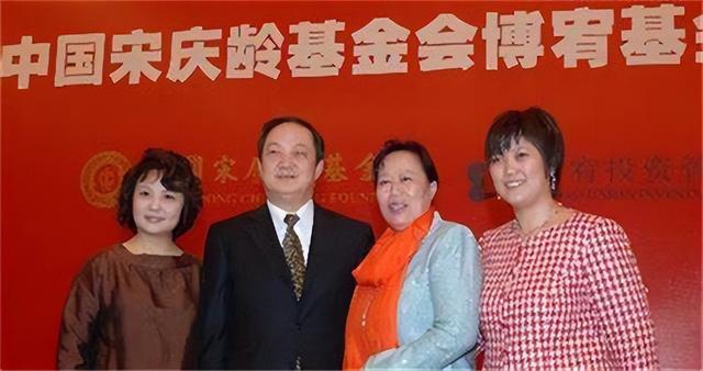 “高铁一姐”膀大腰圆,竟然靠给领导洗内裤,赚取百亿财富