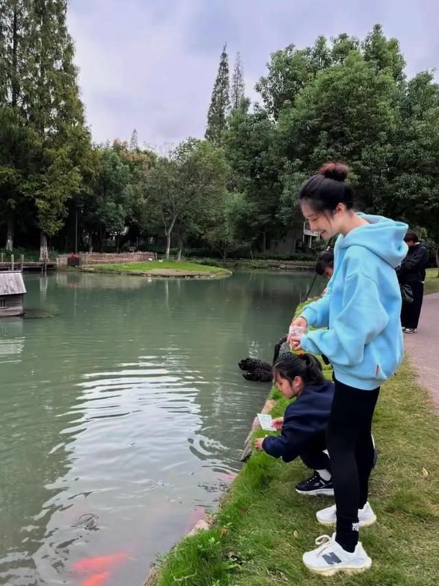 马伊琍大女儿为妹妹庆生,11岁“哎哟喂”身高赶上姐姐,很像文章