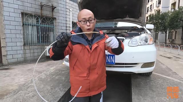 换机油用抽油泵换好,还是重力式放油换效果好,实车演示给你看