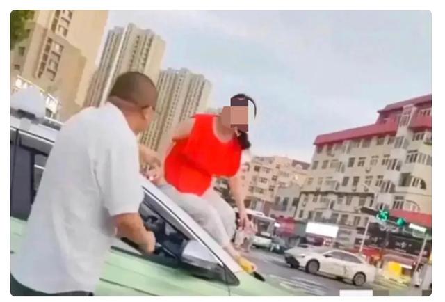 山东一女子疑因与司机发生纠纷,竟裸身在车顶跳舞,众人看傻眼