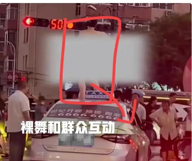 山东一女子疑因与司机发生纠纷,竟裸身在车顶跳舞,众人看傻眼