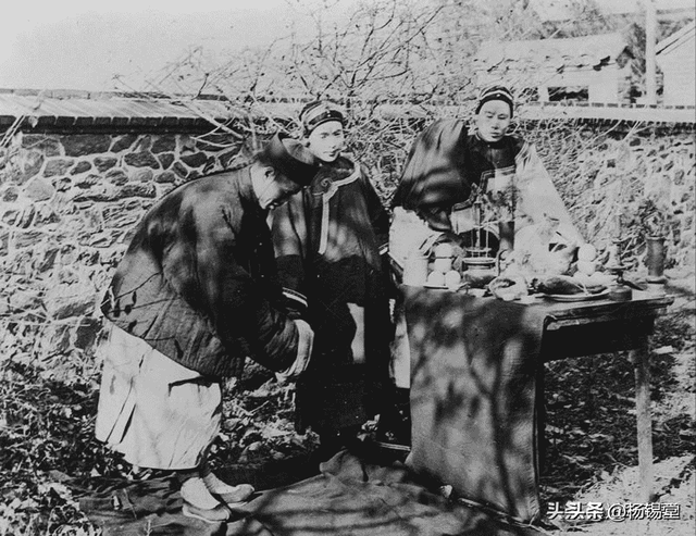 高清老照片：旗人格格大腿岔开豪放洗衣，地主三妻四妾不输女明星
