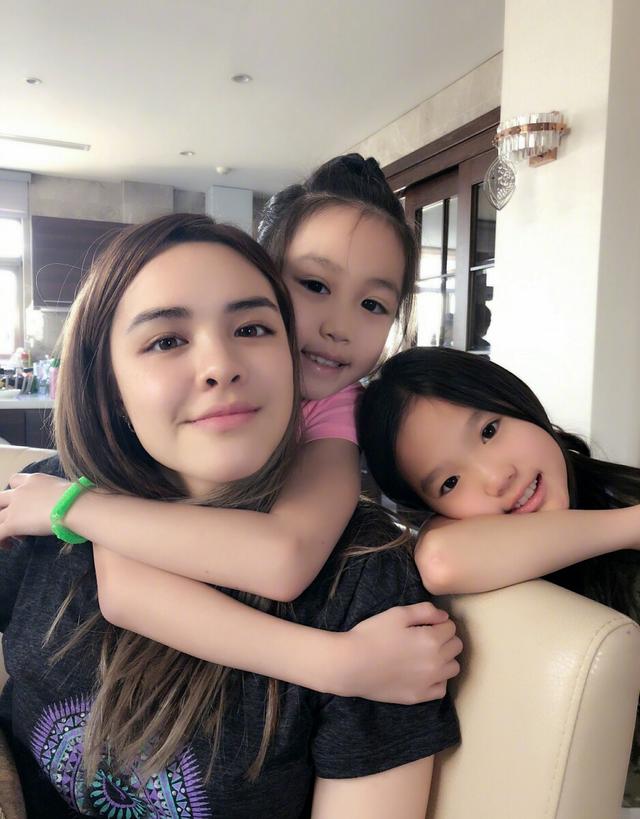 钟丽缇长女穿比基尼秀丰满身材,写真小腹圆滚滚,满脸雀斑不p图