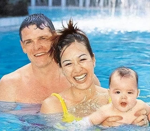 钟丽缇长女穿比基尼秀丰满身材,写真小腹圆滚滚,满脸雀斑不p图