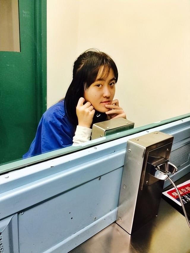 2015年,中国留美女“校霸”欺虐同胞,被捕时还面带微笑