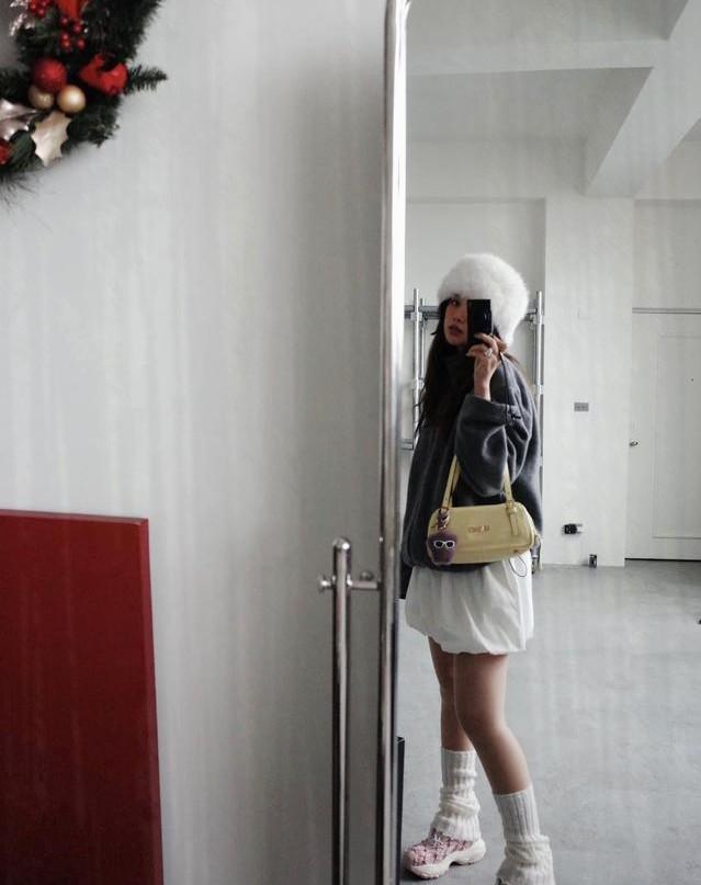 “俏皮鬼”吴映洁喜宣宝妈,秀宝贝小脚丫与孕期美照,孩子爹成谜