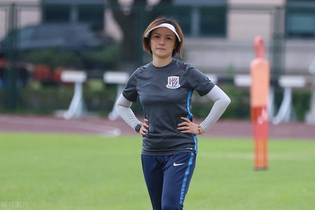 上海绿地申花上体女足认真训练，美女上线，英姿飒爽