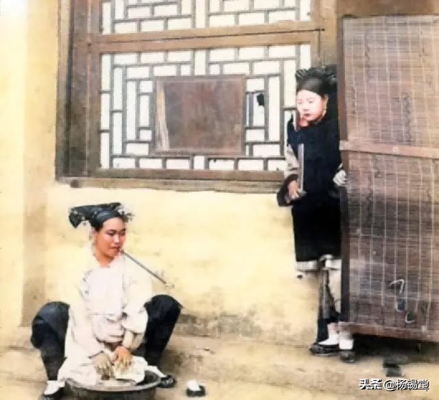 高清老照片：旗人格格大腿岔开豪放洗衣，地主三妻四妾不输女明星