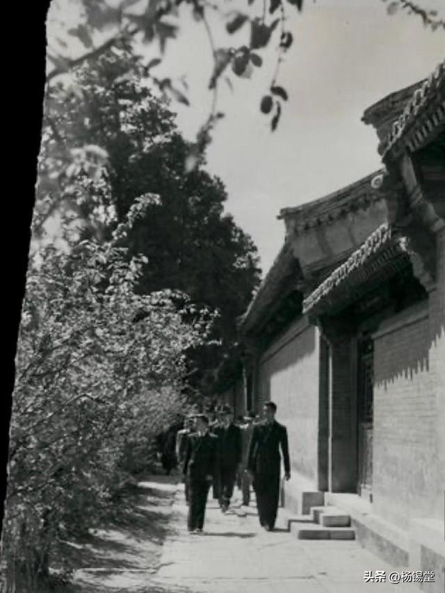 高清老照片：旗人格格大腿岔开豪放洗衣，地主三妻四妾不输女明星
