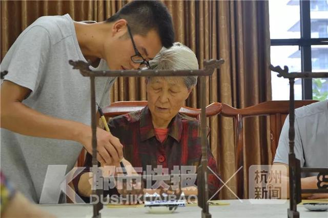 14个年轻人住进滨江一所养老院!“酒店标间”月租300元,条件是陪伴老人